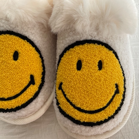 American Eagle Smiley®️ Scuff Slippers Happy Face Faux Fur Women’s Small… - Picture 6 of 12